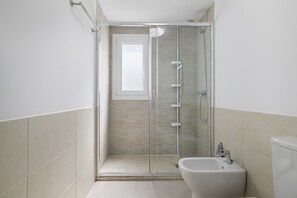 Suihku, hiustenkuivaaja