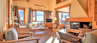 4-Bed Apt Near Center with Fireplace & Balcony