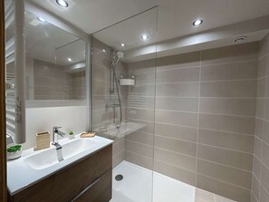 Bathroom - 3-Room Apartment, Sleeps 6, Wifi, Pets Allowed (Méribel)