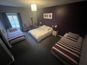 Quadruple Room | Desk, free WiFi - Au Bon Accueil (Saint-Généroux)