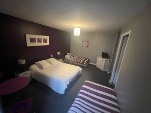 Family Quadruple Room | Desk, free WiFi