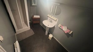 ダブルルー  ム | バスルーム | シャワー、タオル、石鹸、シャンプー