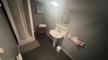 Ducha, toallas, jabón, shampoo