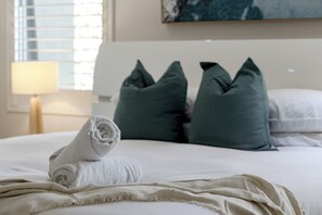 5 bedrooms, desk, iron/ironing board, free WiFi - Mandurah Canal Escape | 5BR Home with Jetty (Dudley Park)