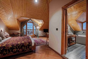 Luxury Double Room, Balcony, River View | Free WiFi - The Villa Himalaya (Srinagar)