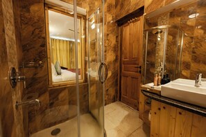 Superior Double Room | Bathroom | Separate bathtub and shower, free toiletries, hair dryer, slippers - The Villa Himalaya (Sonamarg)