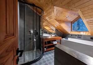 Luxury Double Room, Balcony, River View | Bathroom | Separate bathtub and shower, free toiletries, hair dryer, slippers - The Villa Himalaya (Sonamarg)