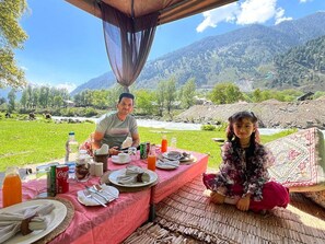 Outdoor dining - The Villa Himalaya (Sonamarg)