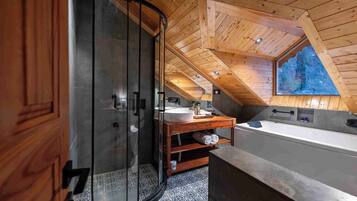 Luxury Double Room, Balcony, River View | Bathroom | Separate bathtub and shower, free toiletries, hair dryer, slippers