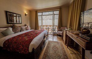 Superior Double Room, Balcony, River View | Free WiFi - The Villa Himalaya (Sonamarg)