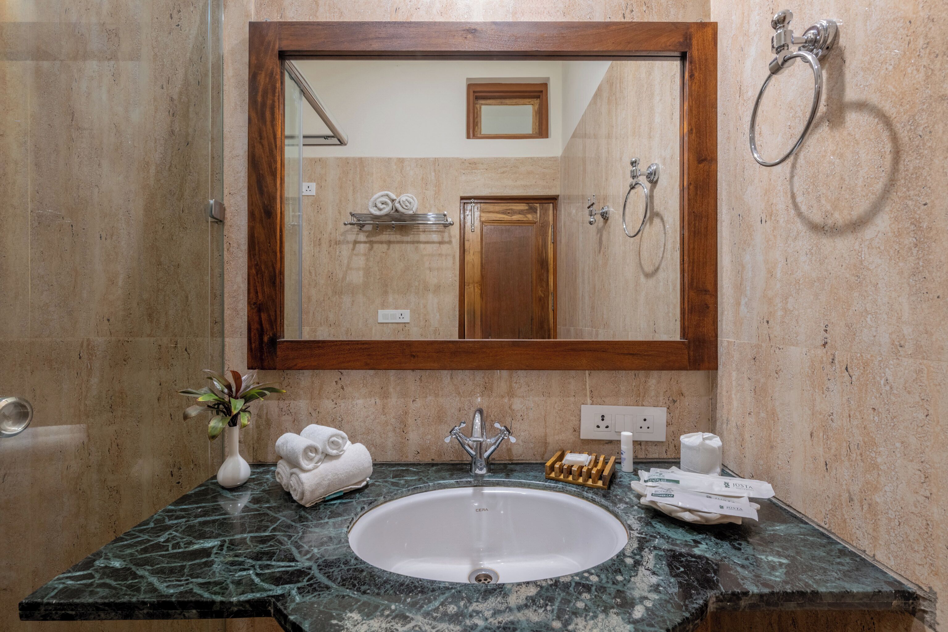 غرفة عادية فردية - منظر للحديقة | حمام | تجهيزات دش، مجففات شعر، مناشف، صابون