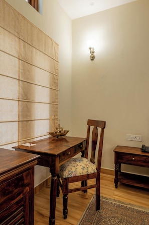 Standard Room, Forest View | Desk - juSTa The Bagh Kanha (Baihar)