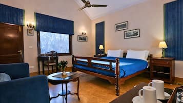 Junior Single Room, Garden View | Desk