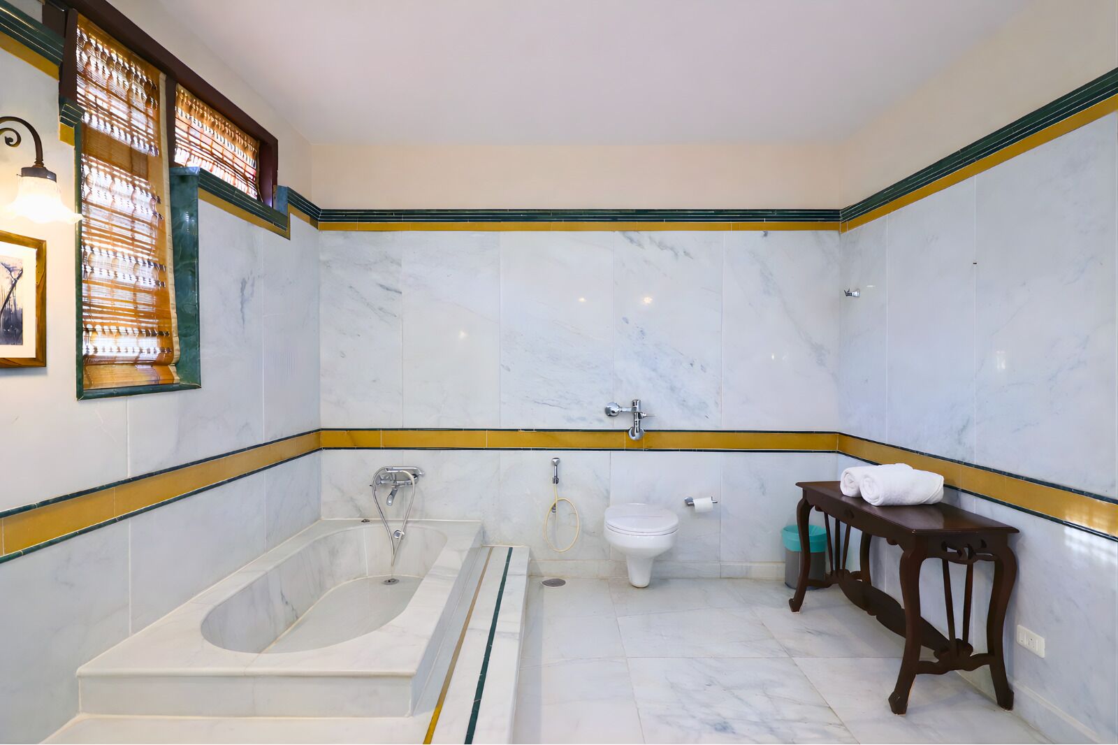 Quarto solteiro júnior, vista para o jardim | Banheiro | Chuveiro, secador de cabelo, toalhas de banho, sabonete