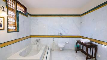 Quarto solteiro júnior, vista para o jardim | Banheiro | Chuveiro, secador de cabelo, toalhas de banho, sabonete