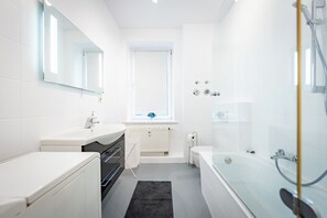 Hair dryer, towels, soap, toilet paper - Modern and stylish business apartment in Magdeburg (Magdeburg)