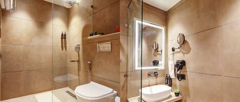 Une salle de bain moderne avec une douche à parois de verre, des toilettes blanches et un meuble-lavabo avec un miroir.
