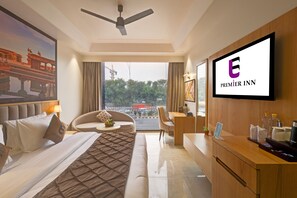 Phòng đôi Premium | Bàn, khu vực làm việc phù hợp cho laptop 