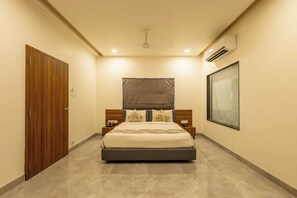 Luxury-Zimmer | Schreibtisch, Bettwäsche