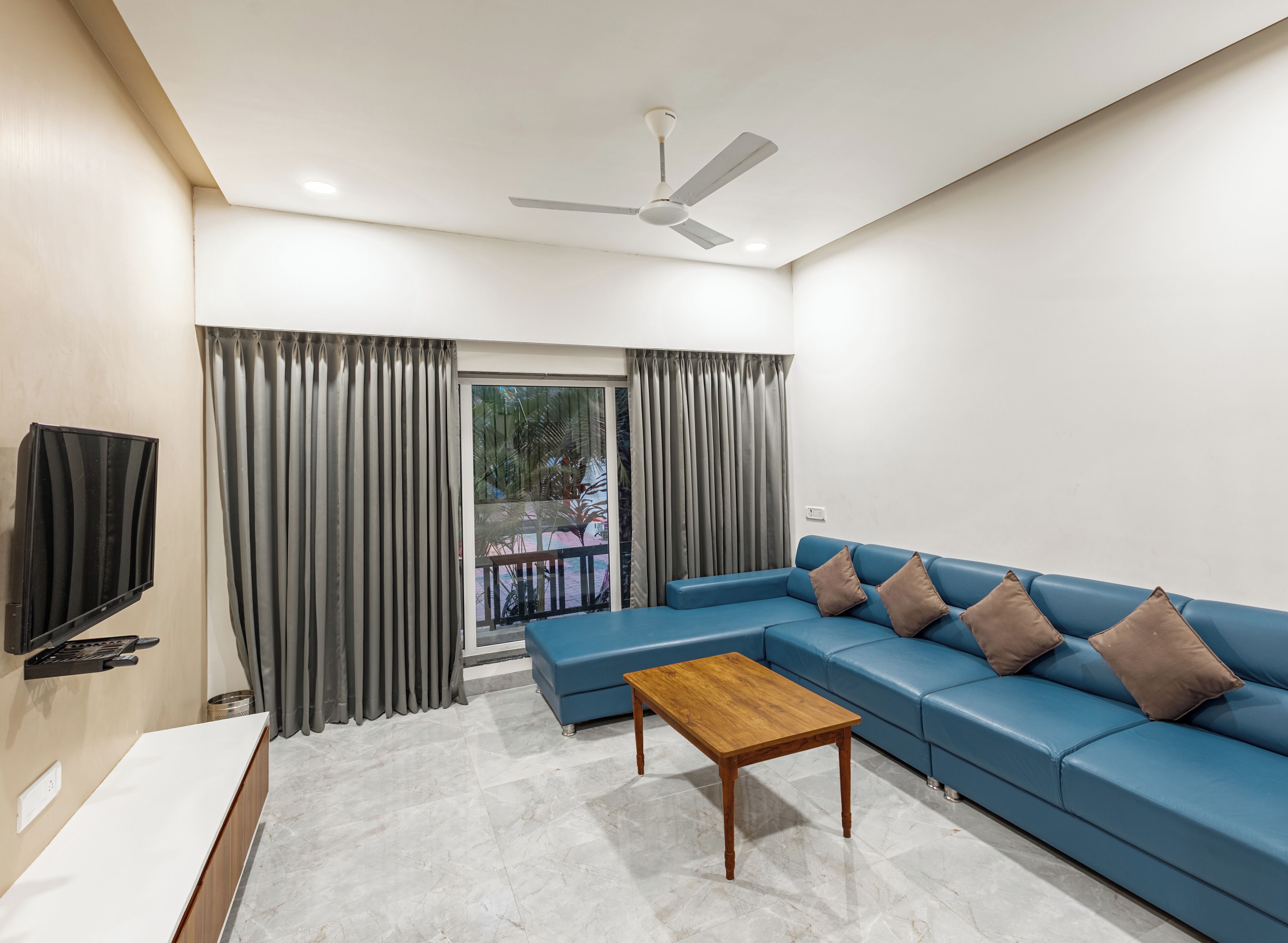 Luxury Room | Desk, bed sheets