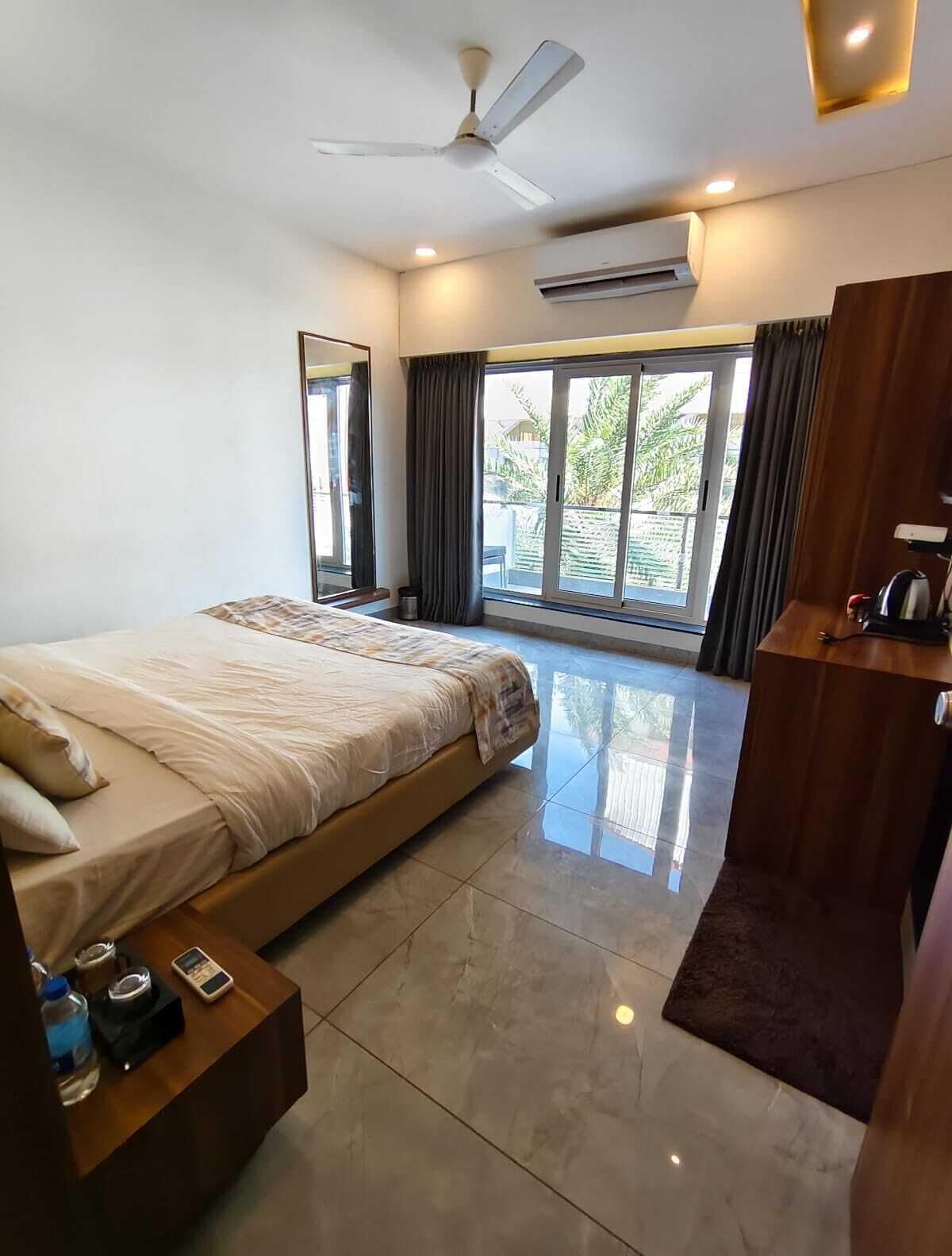 Habitación de lujo | Escritorio y ropa de cama 