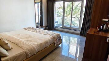 Super Deluxe with Bathtub | Desk, bed sheets