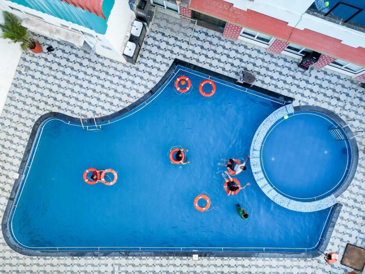 Una piscina al aire libre