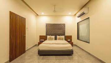 Super Deluxe with Bathtub