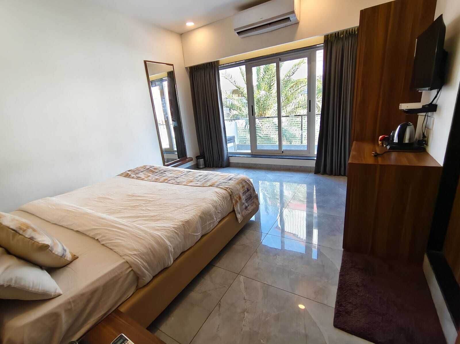 Habitación de lujo | Escritorio y ropa de cama 