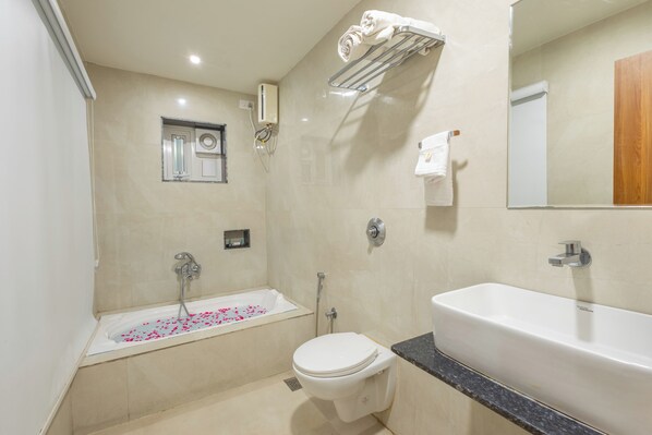 Un baño moderno con bañera, inodoro y lavamanos.