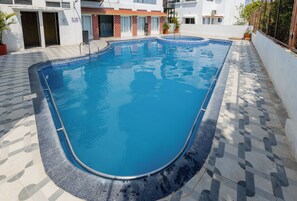 Una piscina al aire libre