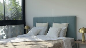 A modern bedroom with a bed, nightstands, and a window. - 3-bedroom house in Bananeiras in the center of Funchal (Funchal)