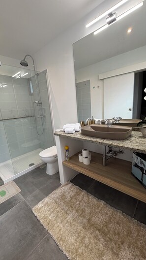 Shower, hair dryer, towels, soap - 3-bedroom house in Bananeiras in the center of Funchal (Funchal)