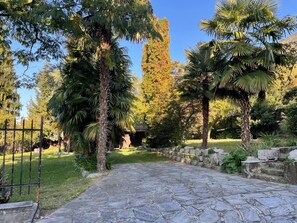 Property grounds - Casa Paradiso in Porto Valtravaglia (Porto Valtravaglia)