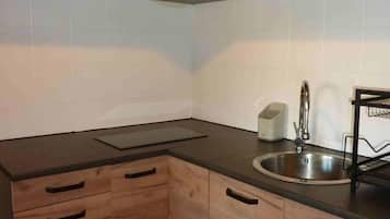 Réfrigérateur, plaque de cuisson, cafetiÚre/bouilloire, chaise haute