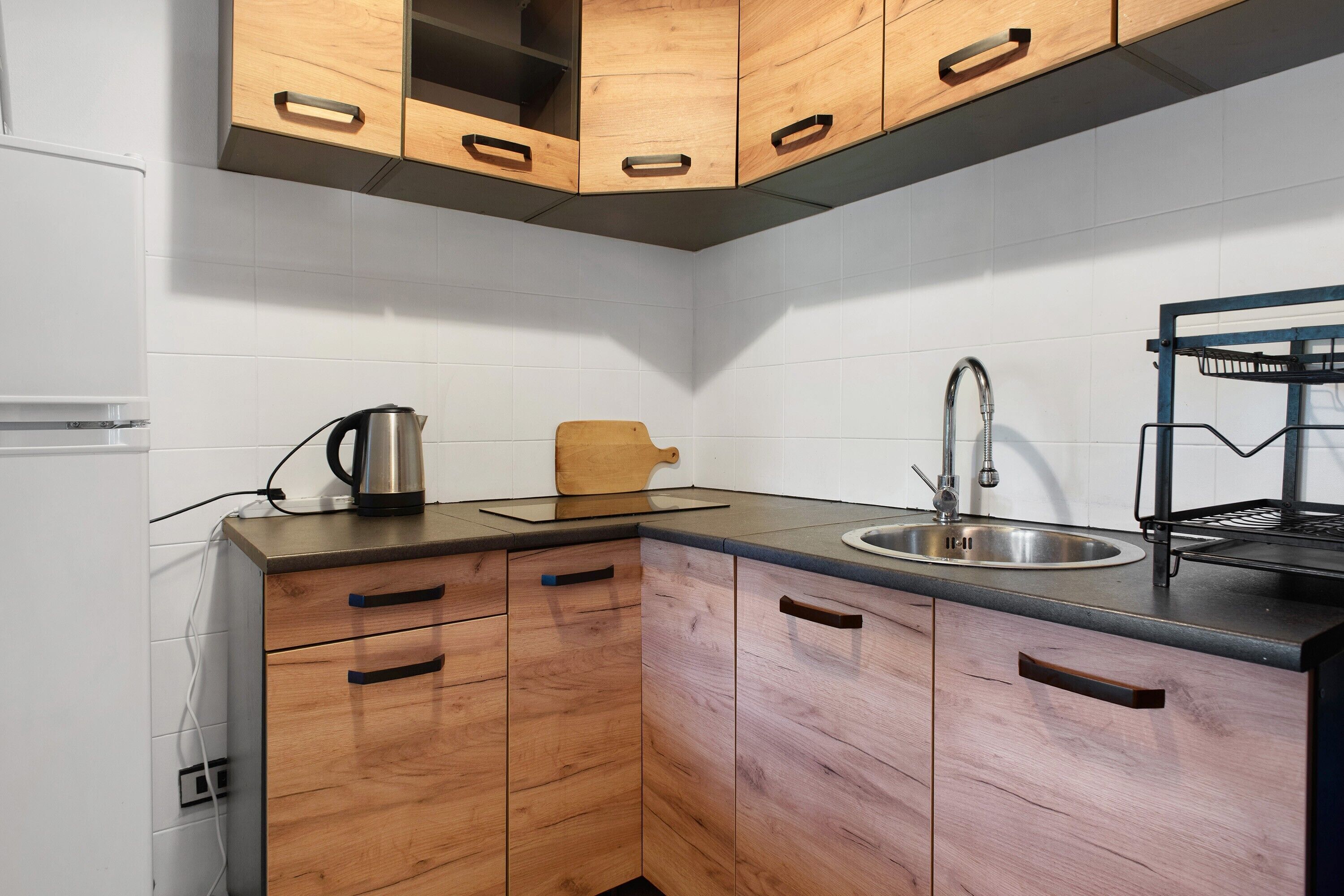 Cafetera y tetera, refrigerador, parrilla de estufa y periquera 