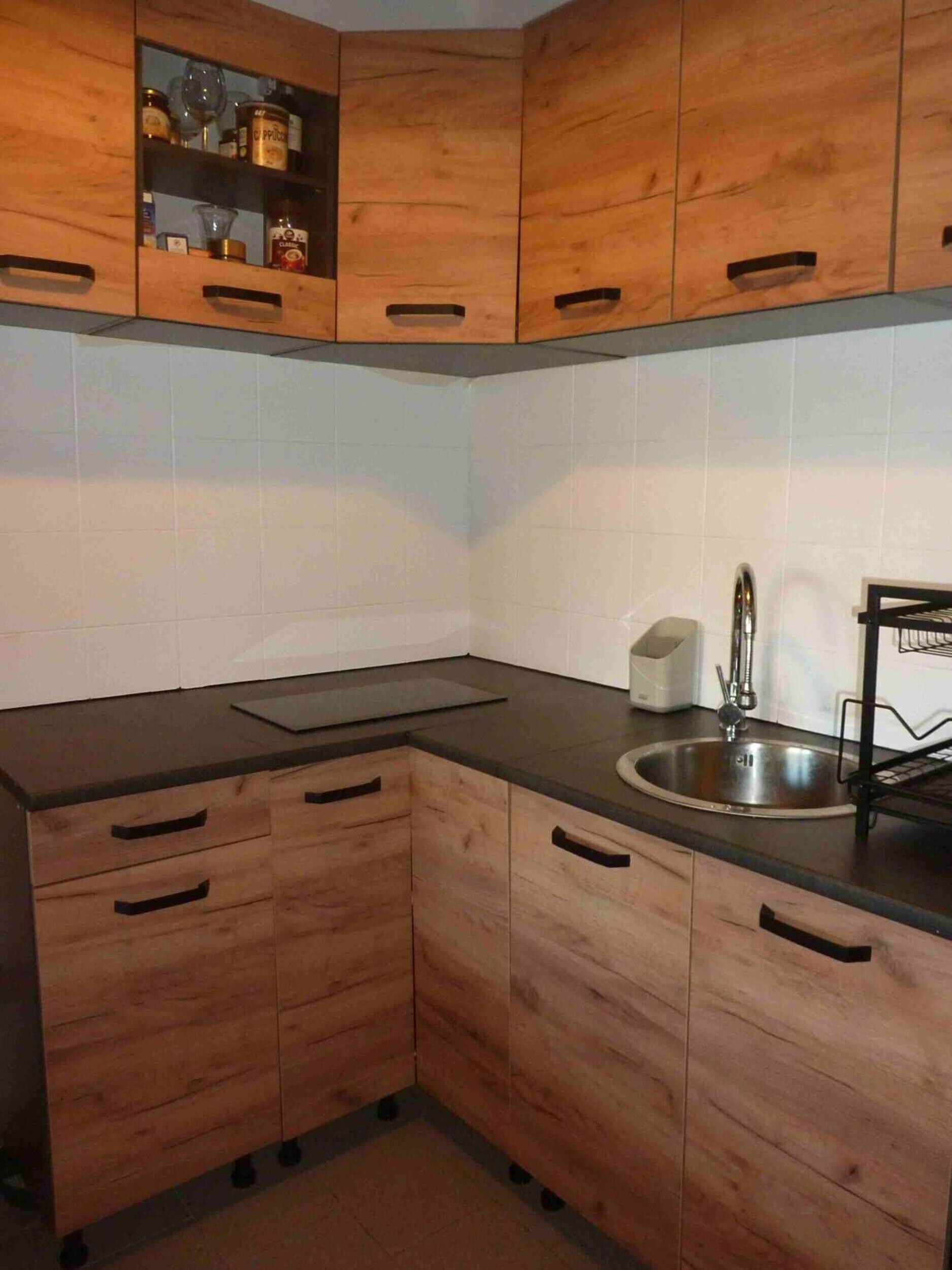 Frigorifero, piano cottura, macchina per tè/caffè, seggiolone