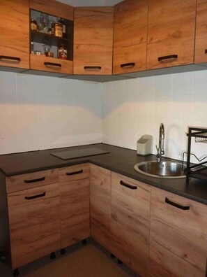 Frigorifero, piano cottura, macchina per tè/caffè, seggiolone