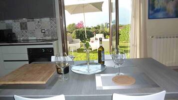 Réfrigérateur, micro-ondes, plaque de cuisson, cafetiÚre/bouilloire