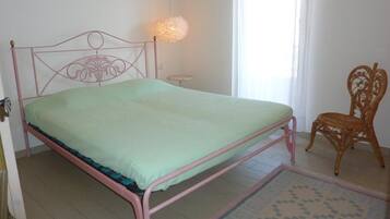 1 bedroom, bed sheets