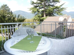 Outdoor dining - Apartment 'Hermitage Mimosa' with Balcony (Porto Valtravaglia)
