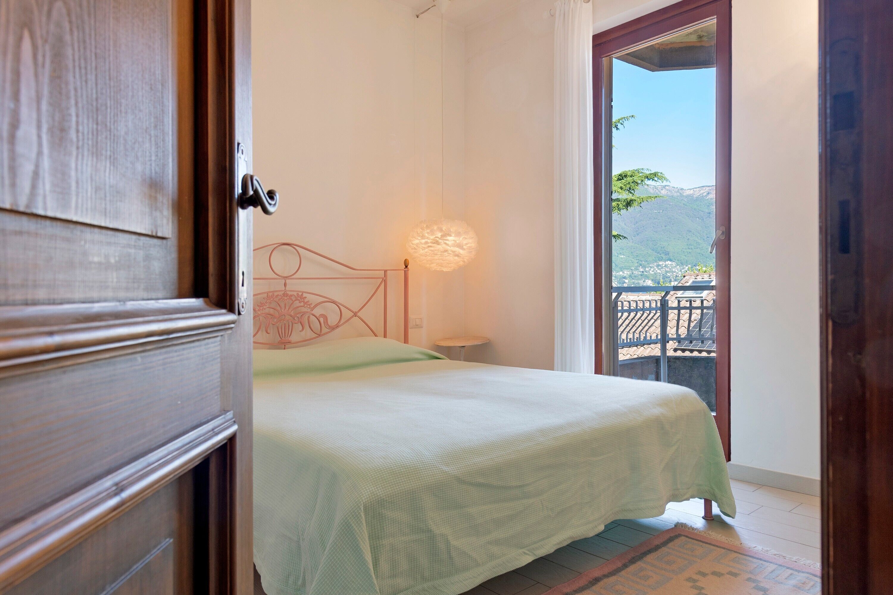 1 bedroom, bed sheets