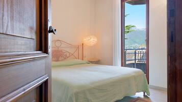 1 bedroom, bed sheets