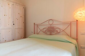 1 bedroom, bed sheets - Apartment 'Hermitage Mimosa' with Balcony (Porto Valtravaglia)