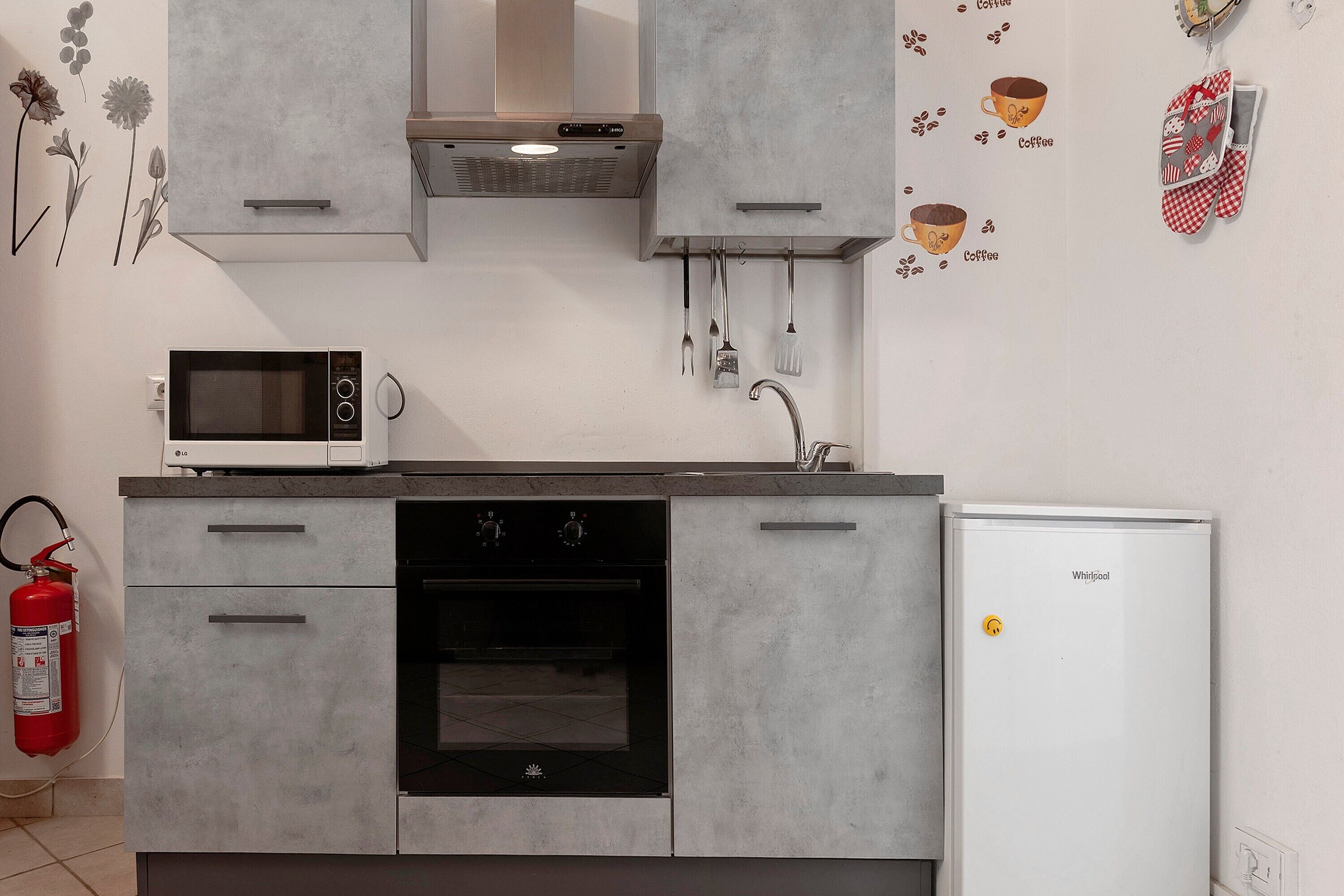 Réfrigérateur, four à micro-ondes, un four, surface de cuisson