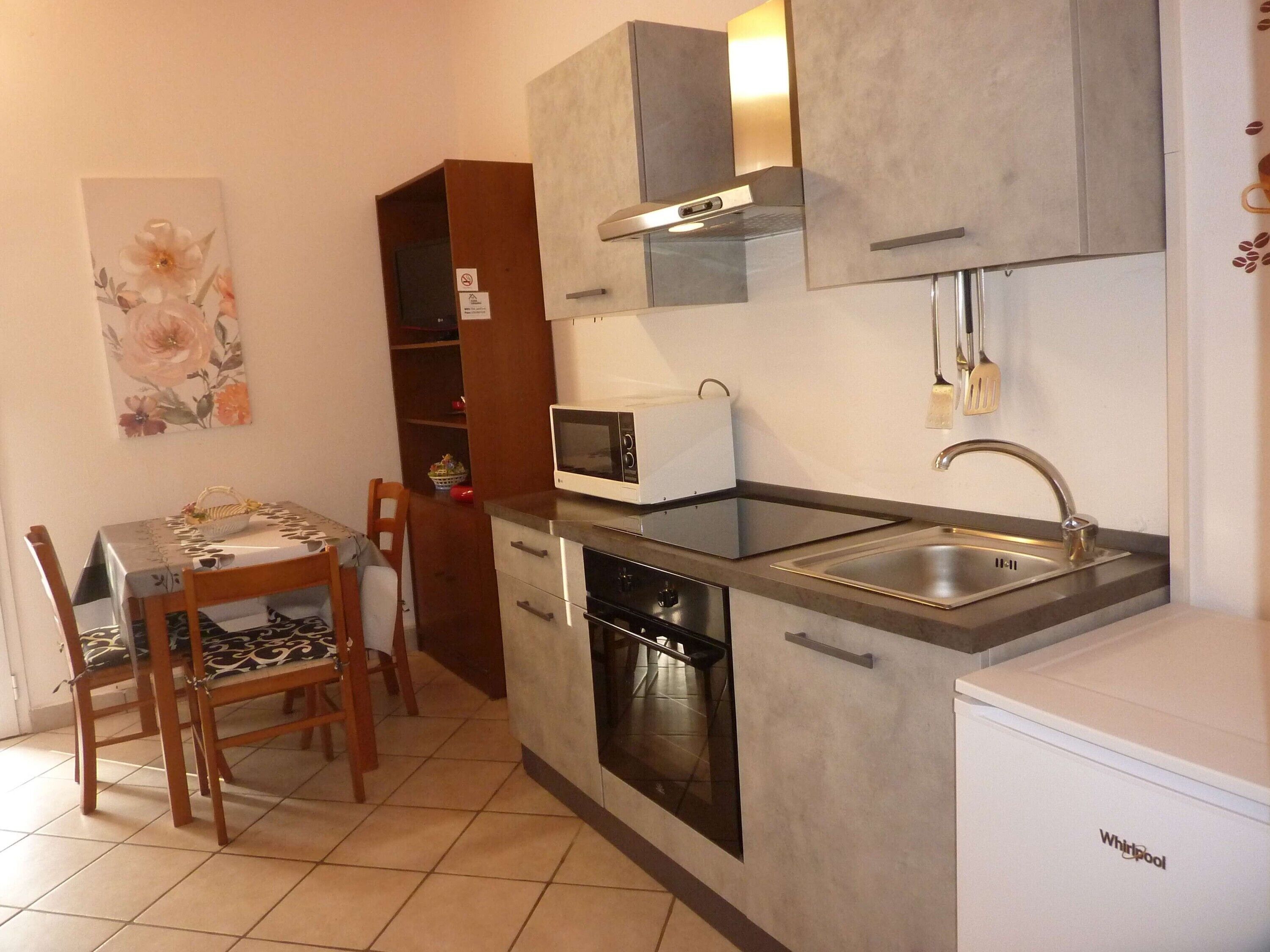 Frigorifero, microonde, forno, piano cottura