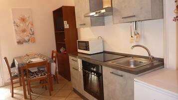 Frigorifero, microonde, forno, piano cottura