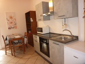 Frigorifero, microonde, forno, piano cottura