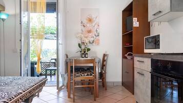Frigorifero, microonde, forno, piano cottura