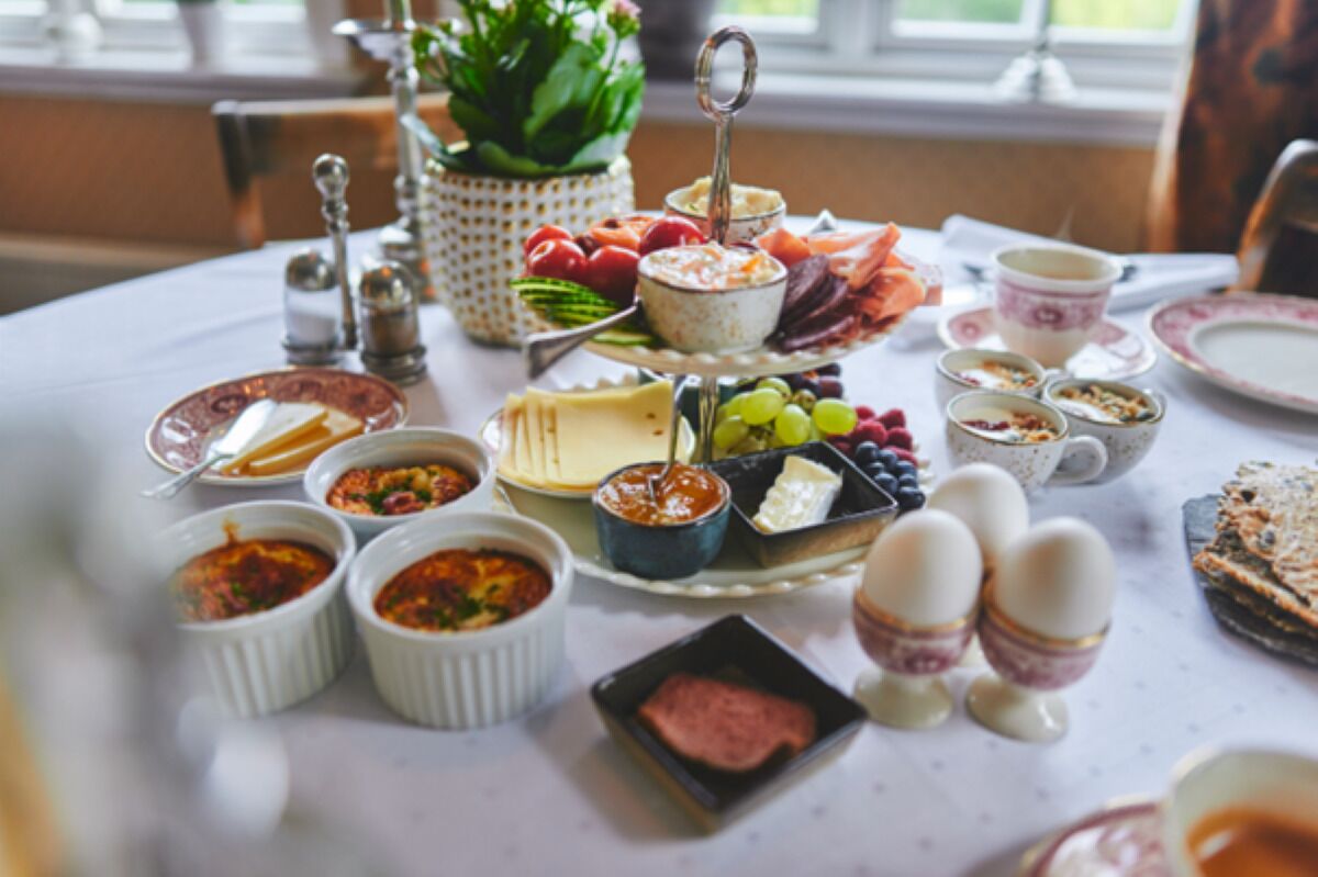Ein Frühstücksbuffet mit verschiedenen Speisen und Beilagen.